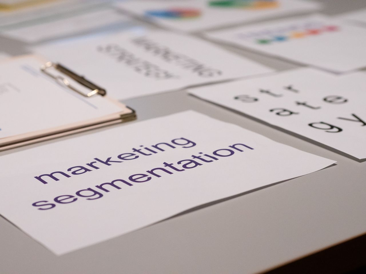 about-us-01 Vue rapprochée de différents documents marketing posés sur un bureau, idéale pour des échanges autour du business et de la stratégie.